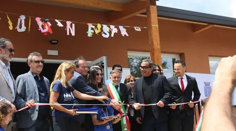 SCM spendet Bücherregale für Schulen